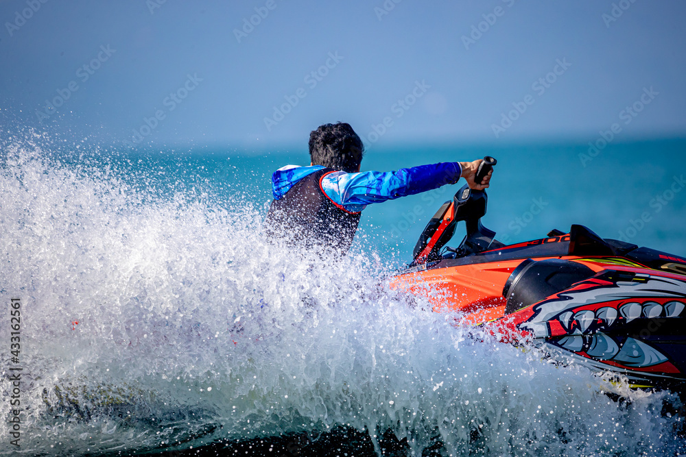 Obraz premium A man driving a jet ski