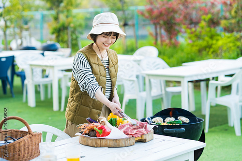 Obraz na płótnie BBQを楽しむ女性