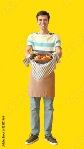 Young man with baking dish ...