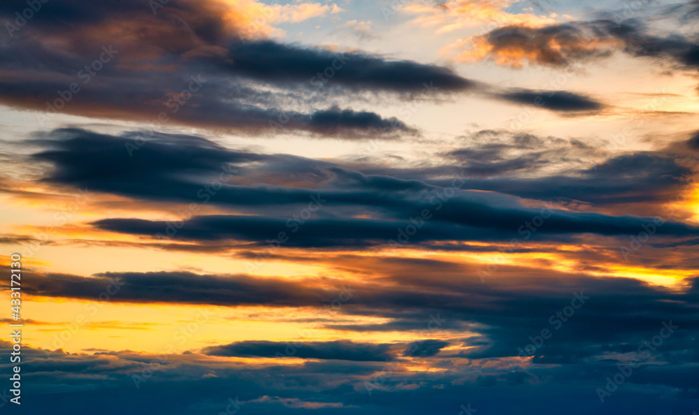 Fototapeta premium Fantastic sunset clouds, perfect for cloud replacement. 