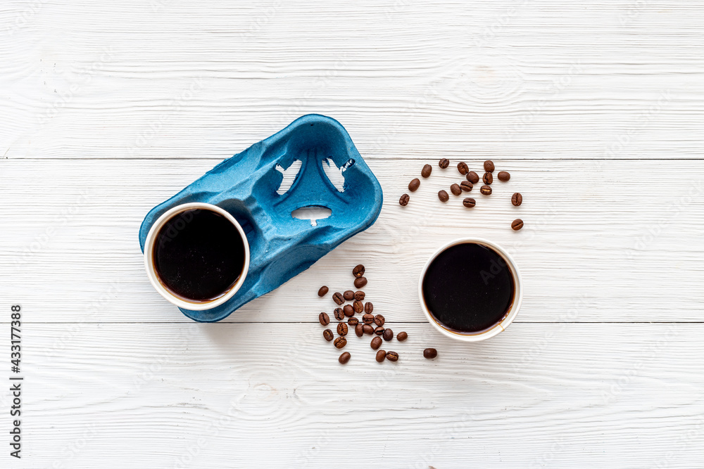 Flat lay of black coffee in paper cups with beans - obrazy, fototapety, plakaty 