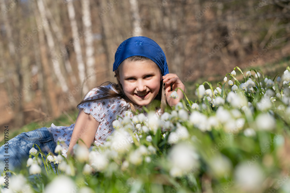 Porträt eines jungen, hübschen, nachdenklich, frechen Mädchens. Der Frühling schickt den Winter nach Hause! Lebensfreude, Glück, Gesundheit, Freiheit sind Motivation in der grünen, blühenden Natur.