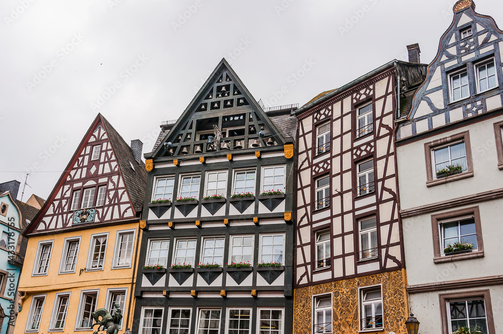 Cochem, Altstadt, Altstadthäuser, Fachwerkhäuser, Mosel, Fluss, Schifffahrt, Stadt, Moselpromenade, Weinberg, Terrassenmosel, Rheinland-Pfalz, Frühling, Deutschland