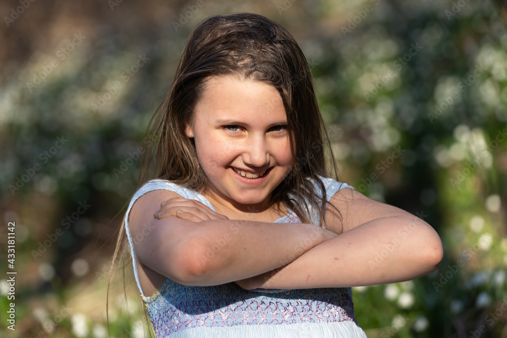 Porträt eines jungen, hübschen, nachdenklich, frechen Mädchens. Der Frühling schickt den Winter nach Hause! Lebensfreude, Glück, Gesundheit, Freiheit sind Motivation in der grünen, blühenden Natur.