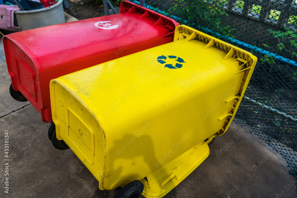 Be cleaned Public Plastic Trashcan. Be cleaned Public Plastic Trashcan.
