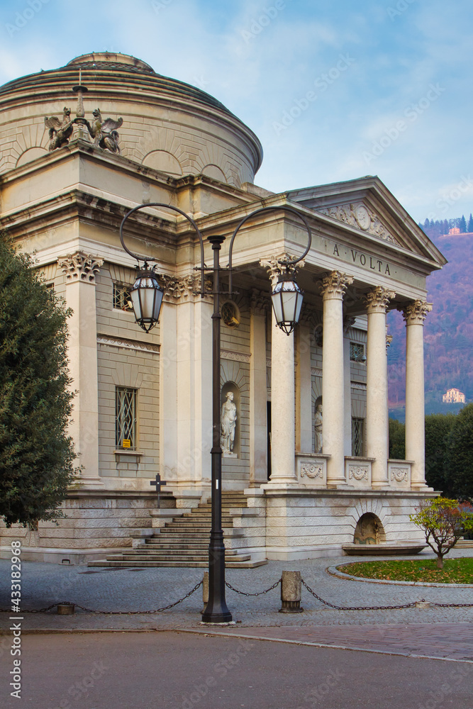 Fototapeta premium Alexander Volta monument in the Como city