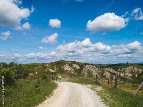 Obraz na plátně in bicicletta sulle strade bianche delle crete senesi in toscana, biciclette ero