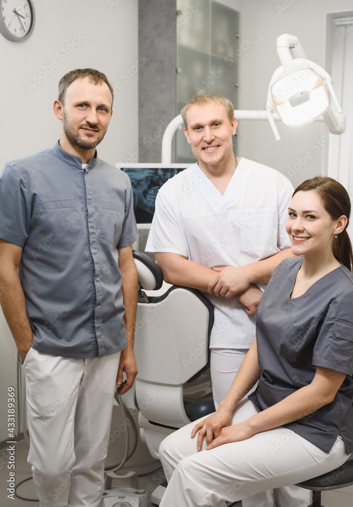 Obraz premium A group of friendly dentists in the office of a modern dental clinic