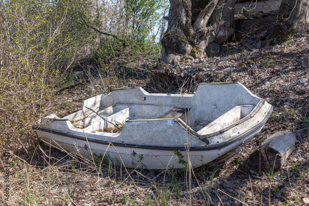 Altes verrottetes Paddelboot im Gebüsch Altes verrottetes Paddelboot im Gebüsch