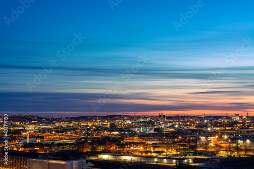 City skyline at sunset © Ludvig