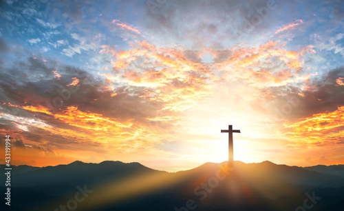 Fotografia Religious day concept: Silhouette cross on  mountain sunset background