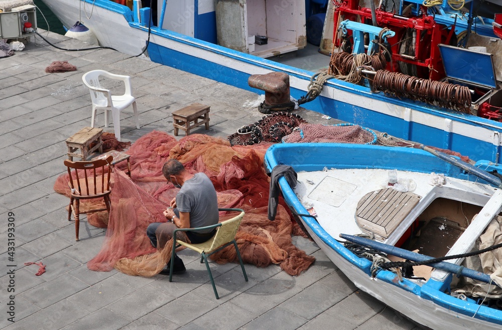 Cetara - Pescatore sul molo