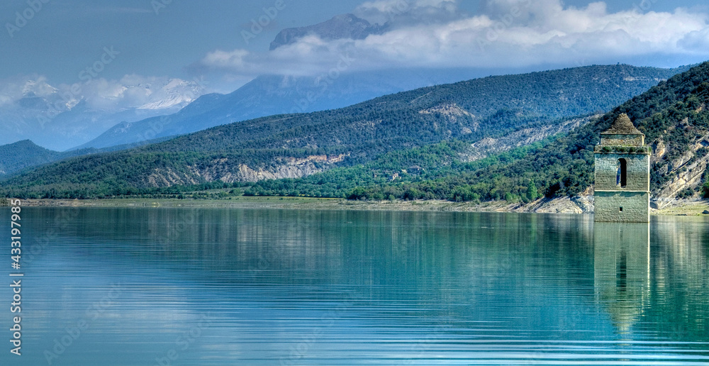 Clocher de l'église immergée dans le lac de barrage de Mediano, Aragon, Espagne