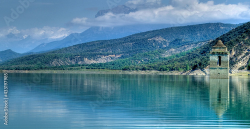 Clocher de l'église immergée dans le lac de barrage de Mediano, Aragon, Espagne