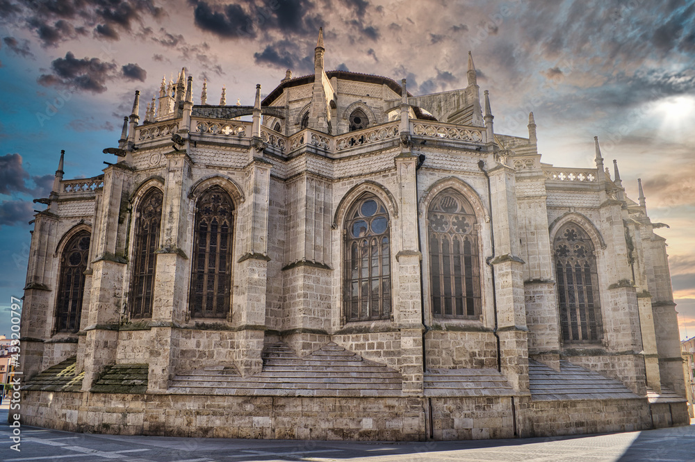 Atardecer con cielo nublado sobre la catedral gótica de Palencia, Castilla y León, España