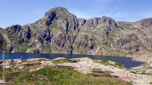 Quadro em tela Paisaje de alta montaña frente al lago Mariola de origen glaciar en el Parque Regional de los Pirineos Catalanes, España