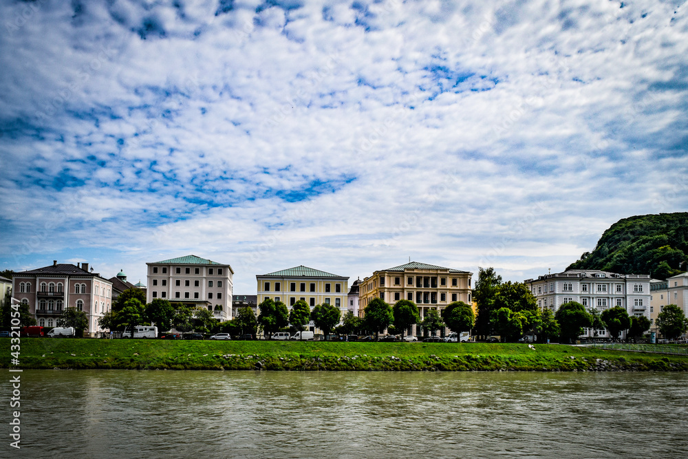 Fototapeta premium ザルツブルク、ザルツァッハ川周辺の情景