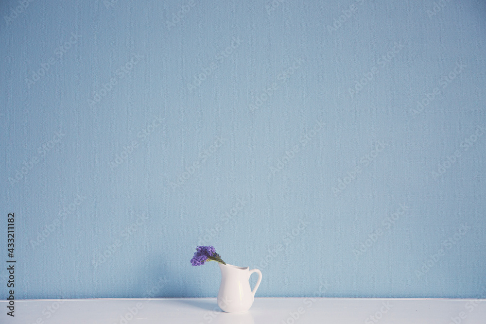 かわいいブルーの壁紙と白い家具とフレーム Stock Photo Adobe Stock
