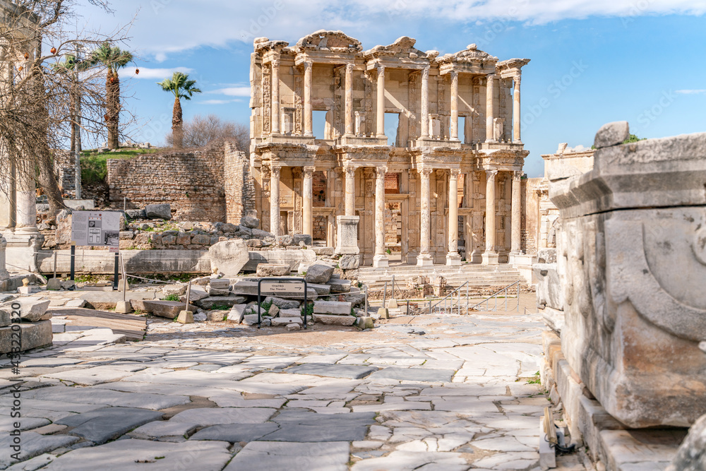 Obraz premium Celsus Library in Ephesus in Selcuk (Izmir), Turkey. Marble statue is Sophia, Goddess of Wisdom, at the Celcus Library at Ephesus, Turkey. The ruins of the ancient antique city.