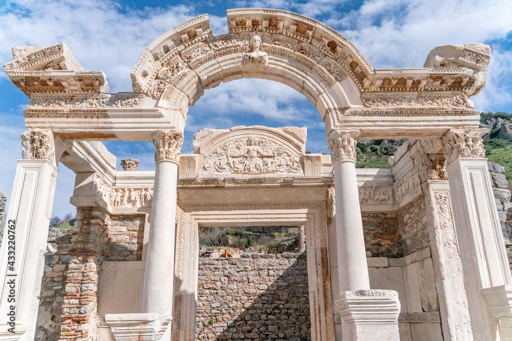 Fototapeta premium Celsus Library in Ephesus in Selcuk (Izmir), Turkey. Marble statue is Sophia, Goddess of Wisdom, at the Celcus Library at Ephesus, Turkey. The ruins of the ancient antique city.