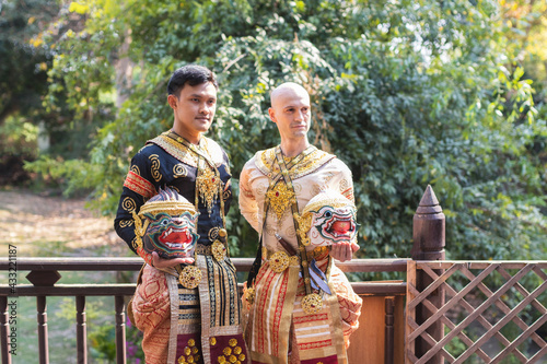 Fotografie Khon Thai with foreigners who like Thai culture arts Take photos of couples holding masks outside the building
