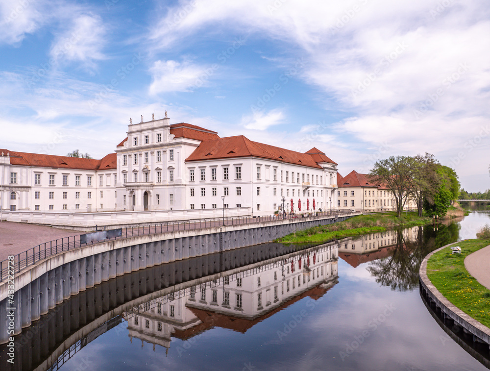 Blick auf das Barockschloss in Oranienburg an der Havel