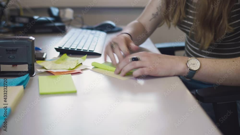 femme, bureau, ordinateur, affaires, bureau, salle, table, clavier, intérieur, travail, diriger, chaise, technologie, travaillant, vide, ordinateur portable, intérieur, ordinateur, salle de classe, mo