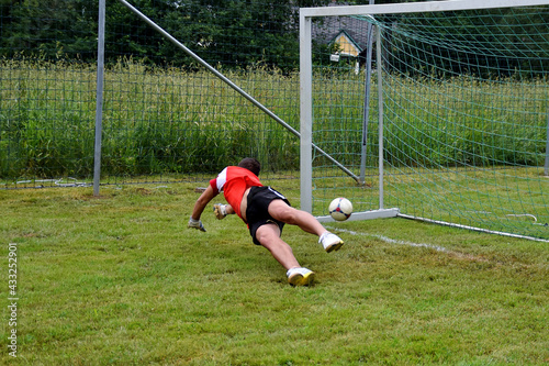 Vergeblich streckt sich der Tormann nach dem Ball