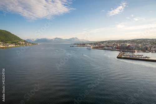 Fototapeta Naklejka Na Ścianę i Meble -  Panorama von der Brücke in Tromso