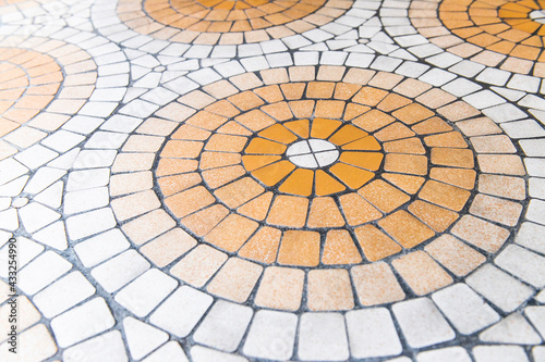サークル模様のオレンジ色のタイル床