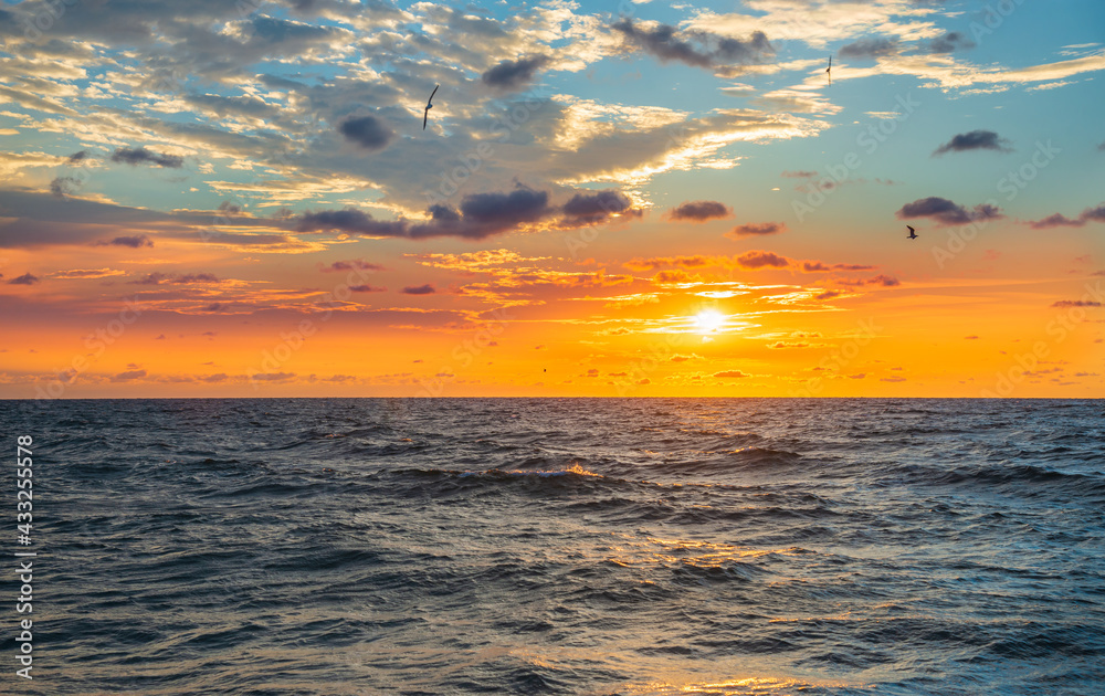Obraz premium Amazing colorful crimson sunrise in the open sea