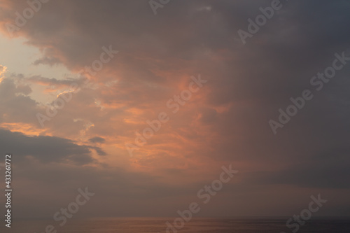 Himmel und Wolken im Sonnenuntergang