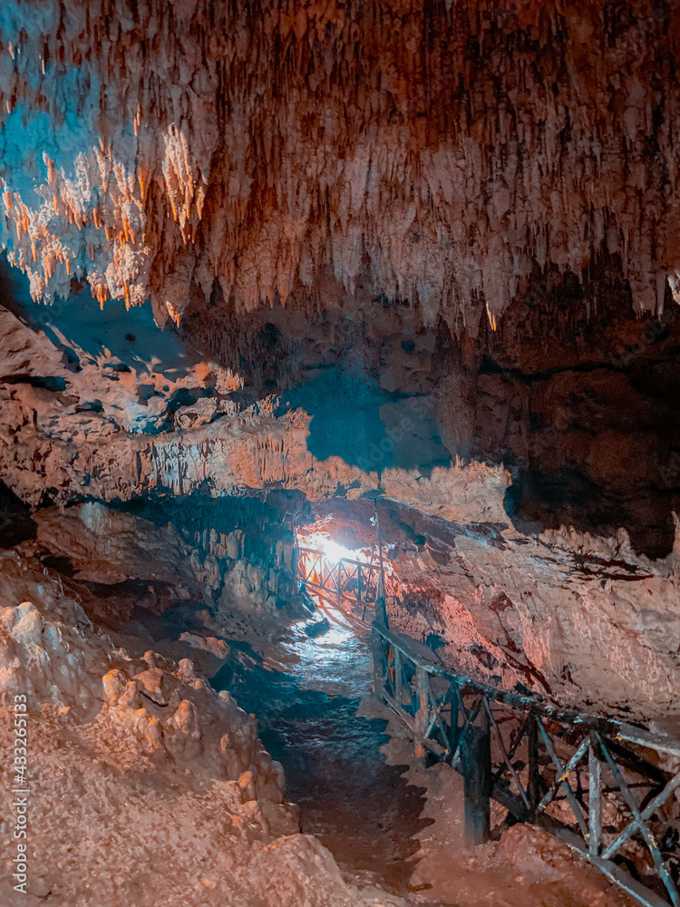 Paseo debajo de la tierra en bellas grutas