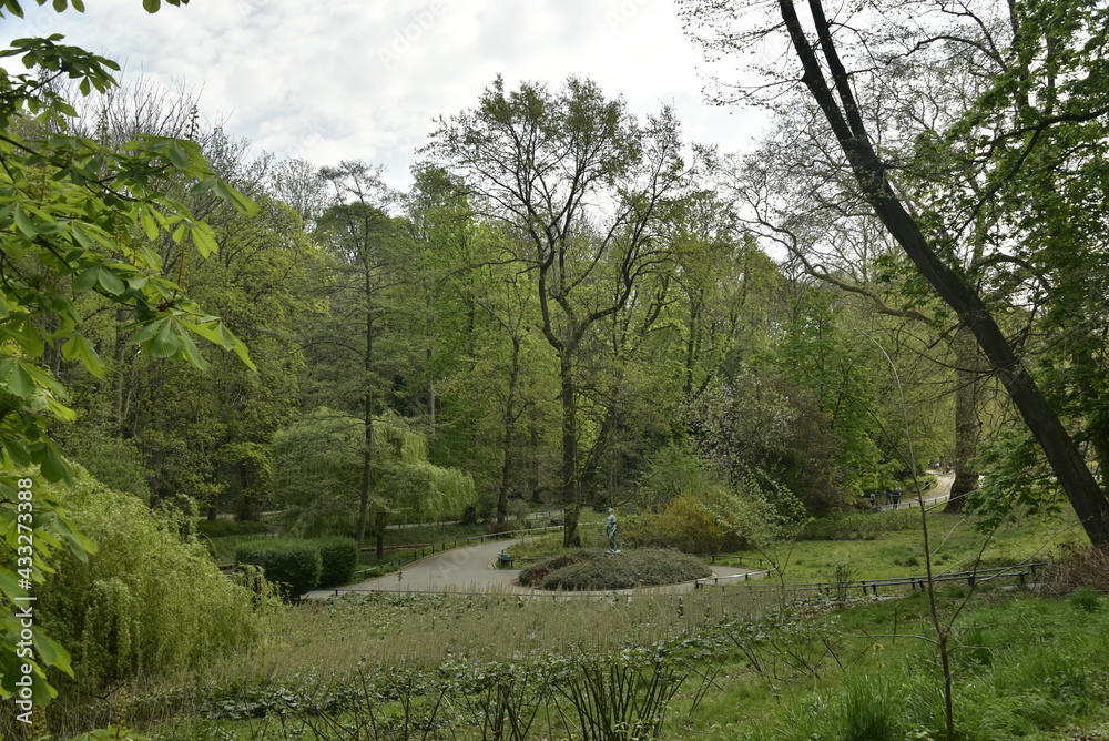La végétation luxuriante sous un ciel gris au parc Josaphat à Schaerbeek La végétation luxuriante sous un ciel gris au parc Josaphat à Schaerbeek