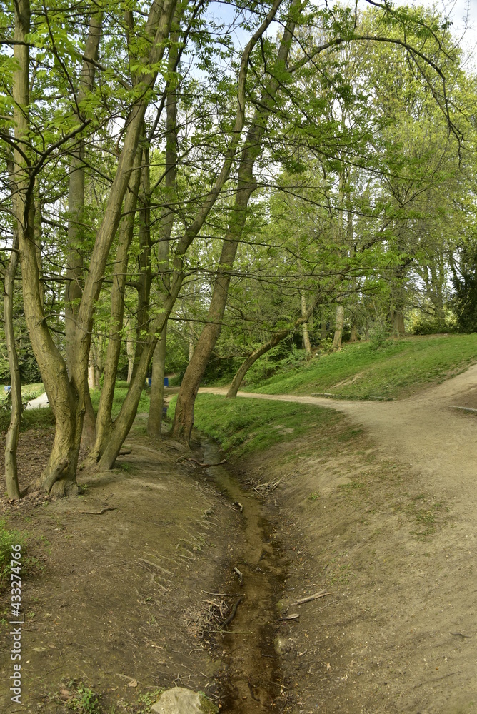 Le Maalbeek peu après sa source au parc Josaphat à Schaerbeek 