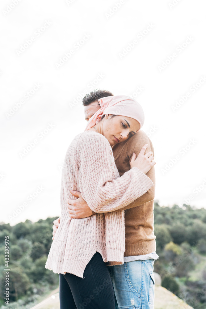 © David Ag√ºero Mu√±oz/Westend61 - Woman with bandana embracing her boyfriend