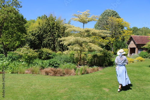femme se promenant dans un jardin © noel