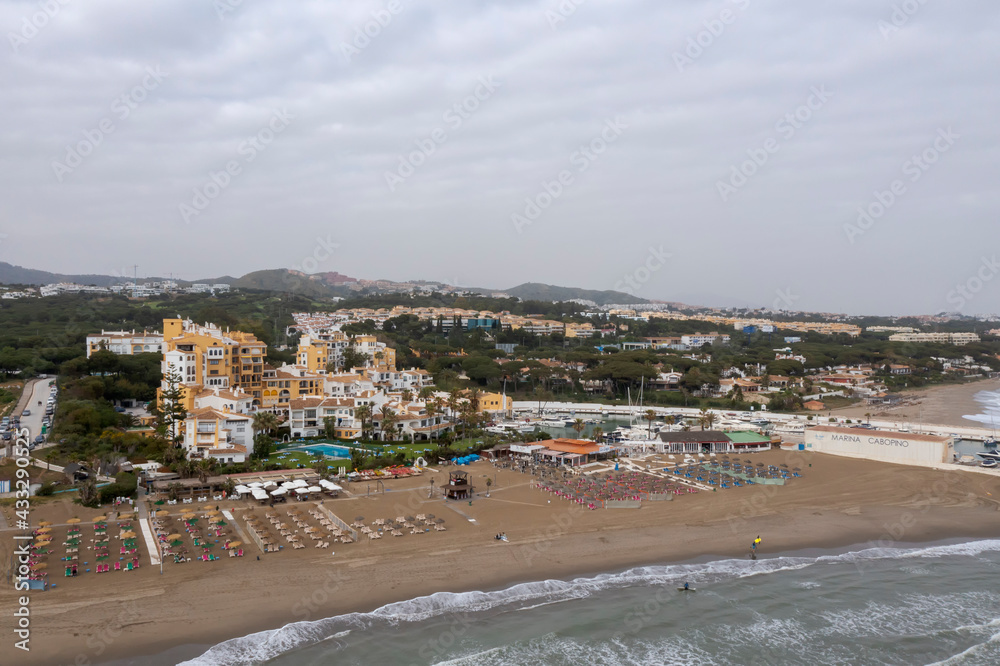 vistas de la playa de Cabopino en Marbella, España