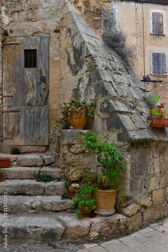 Escalier en pierres d'une maison médiévale à Régusse (83630), département du Var en région Provence-Alpes-Côte-d'Azur, France