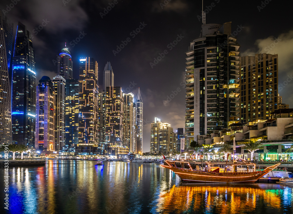 Obraz premium Dubai Marina Bay skyline at night