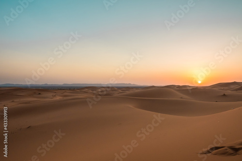 Atardecer en el desierto de Merzouga  Marruecos