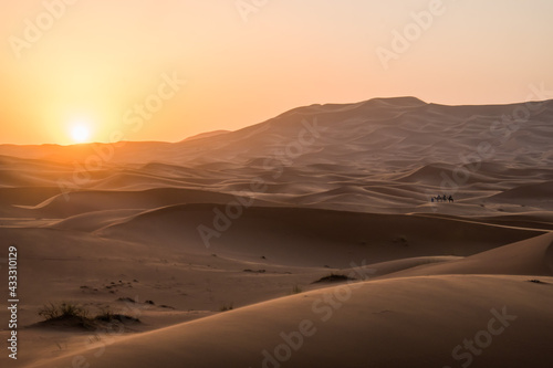Fototapeta Naklejka Na Ścianę i Meble -  Amanecer en el desierto de Merzouga, Marruecos