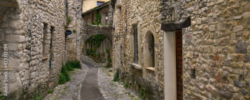 Panoramique dans la rue des fours à Vaison-la-Romaine (84110), département du Vaucluse en région Provence-Alpes-Côte-d'Azur, France