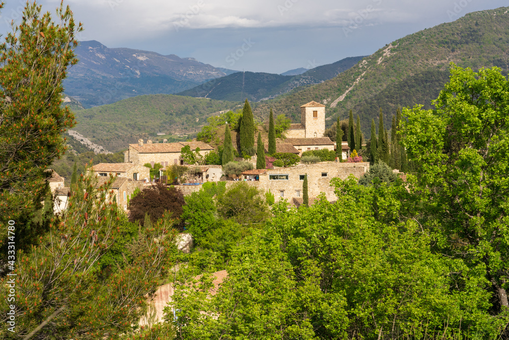 Vue sur le vieux village d'Aubres en Drôme Provençale 