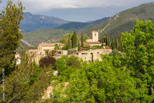 Vue sur le vieux village d'Aubres en Drôme Provençale 