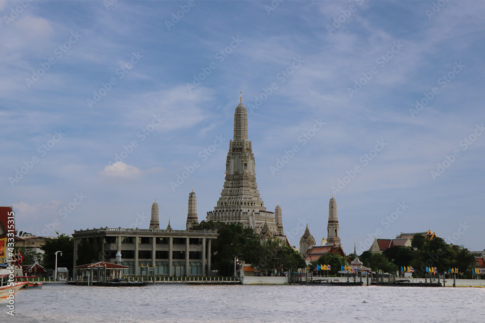 川越しから望むワット・アルン3／タイ・バンコクの風景