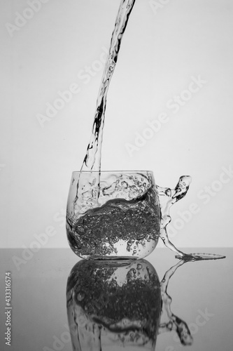 woda nalewana do szklanki © Karol