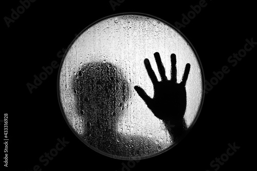 czarno biały silhouette zdjęcie osoby z ręką
