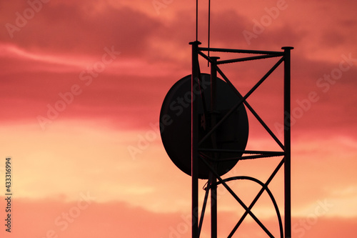 silhouette anteny komunikacyjnej