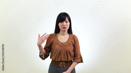 【手話】（女性）「分からない」